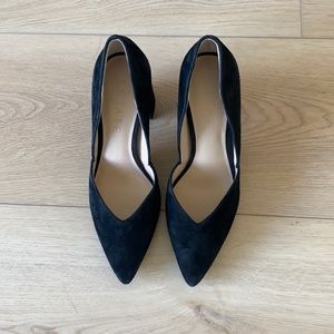 1 state. Black pumps.